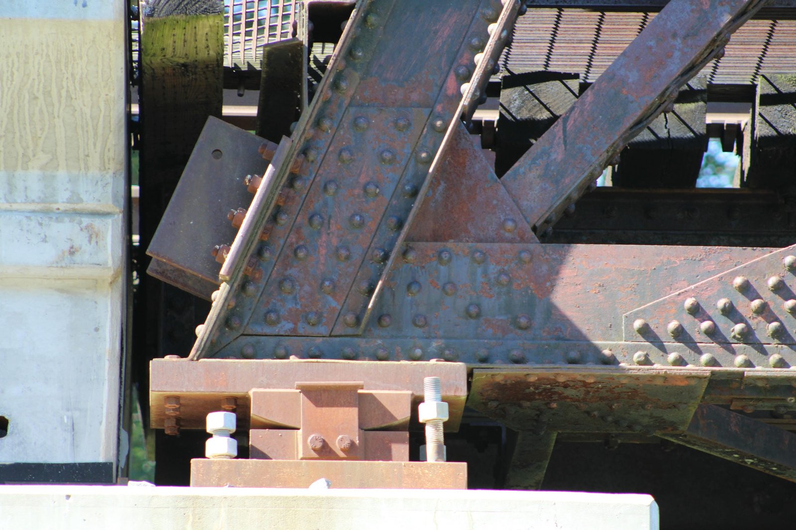 Lower angle connection